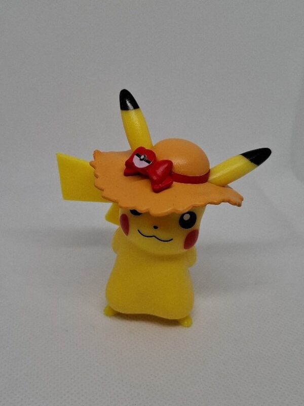 Pikachu Figur mit Sommerhut