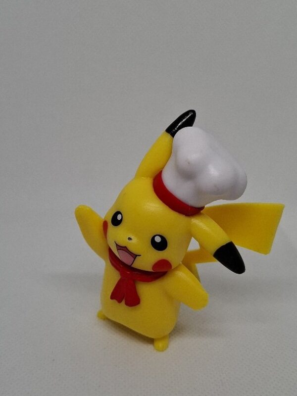 Pikachu Figur mit Kochmütze