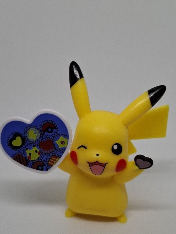 Pikachu Figur mit Valentinstagskarte