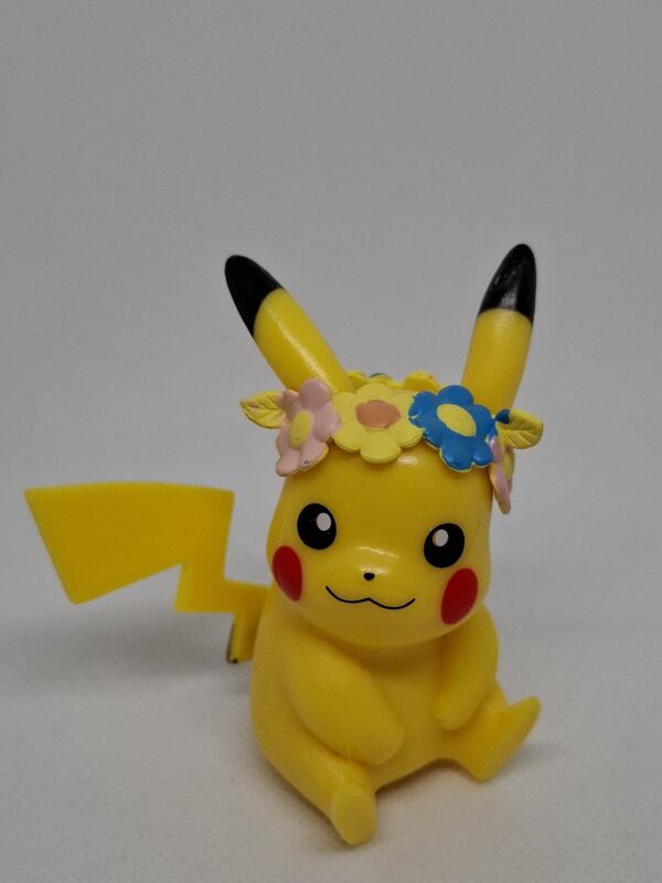 Pikachu Figur mit Blumen